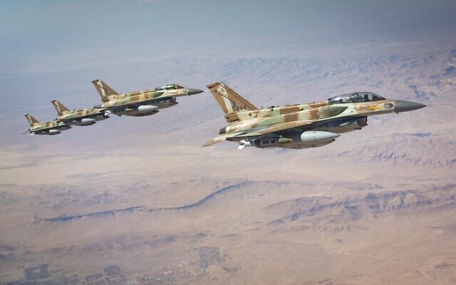 Des avions de combat F-16i de l'IAF s'envolent vers l'Iran pour mener des frappes, dans une photo diffusée le 4 mars 2026. (Crédit : Armée israélienne)