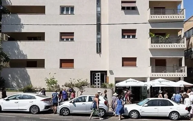 La façade du 123 rue Yehuda Halevi et du Grasyani Cafe, bâtiment historique de style Bauhaus qui a été fortement endommagé par la frappe iranienne sur Tel Aviv, le 28 février 2026 (Crédit : Alon Bin Nun Architects) La façade du 123 rue Yehuda Halevi et du Grasyani Cafe, bâtiment historique de style Bauhaus qui a été fortement endommagé par la frappe iranienne sur Tel Aviv, le 28 février 2026 (Crédit : Alon Bin Nun Architects)