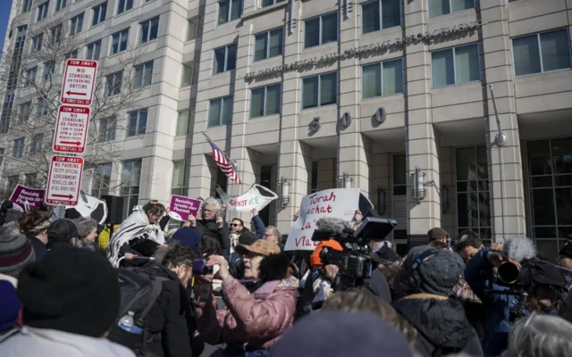 Une manifestation organisée par un grand nombre de groupes juifs se rassemble devant le siège de l’Immigration and Customs Enforcement (ICE) pour protester contre les raids et les arrestations de l’ICE à Washington, DC, le 11 février 2026. (Crédit : Celal Gunes/Anadolu via Getty Images, via JTA)
