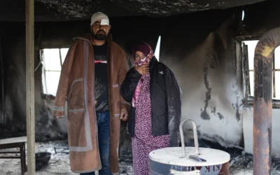 Youssef Zawahreh et son épouse dans leur maison du petit village bédouin palestinien de Khallet a-Sidra, qui aurait été incendié par des résidents d’implantations extrémistes le 17 janvier 2026. (Crédit : Faiz Abu Rmeleh/B’Tselem)