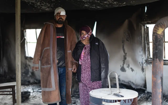 Youssef Zawahreh et son épouse dans leur maison du petit village bédouin palestinien de Khallet a-Sidra, qui aurait été incendié par des résidents d’implantations extrémistes le 17 janvier 2026. (Crédit : Faiz Abu Rmeleh/B’Tselem) Youssef Zawahreh et son épouse dans leur maison du petit village bédouin palestinien de Khallet a-Sidra, qui aurait été incendié par des résidents d’implantations extrémistes le 17 janvier 2026. (Crédit : Faiz Abu Rmeleh/B’Tselem)