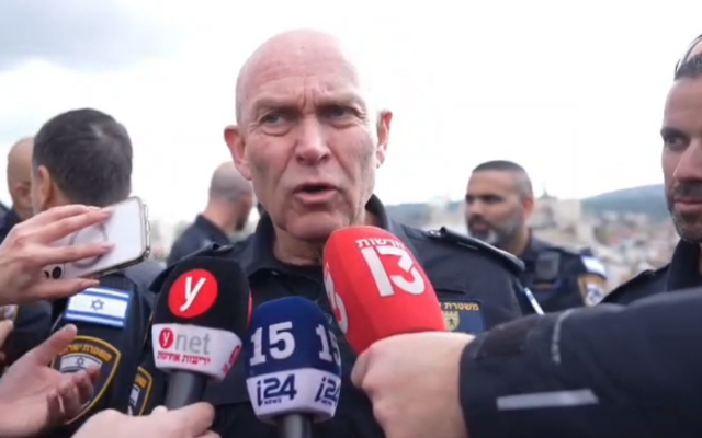 Le chef de la police du district de Jérusalem, Avshalom Peled, s'adresse aux journalistes sur le site d'un impact de missile iranien à Beit Shemesh, le 1er mars 2026. (Crédit : Capture d'écran/Police israélienne)