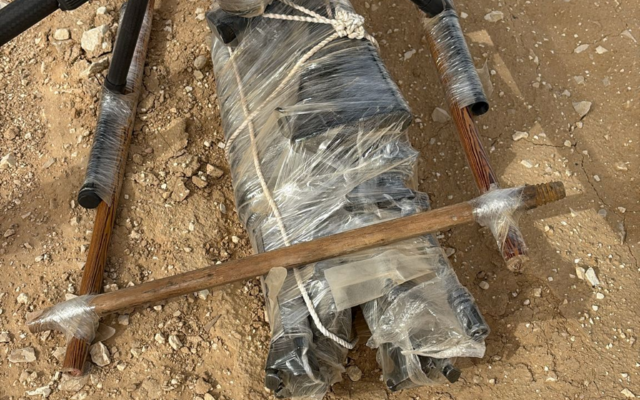 Un drone intercepté par l'armée israélienne et qui aurait été utilisé par des trafiquants d'armes pour faire passer clandestinement des armes d'Égypte en Israël, photographié par la police après l'inculpation des suspects le 22 mars 2026. (Crédit : Police israélienne)
