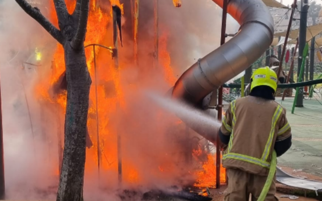 Incendie dans le parc Sacher à Jérusalem, après qu'un homme aurait mis le feu aux équipements de l'aire de jeux le 12 mars 2026. (Crédit : Service d'incendie et de secours)
