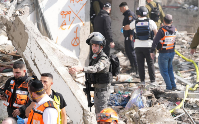 Des policiers et des ambulanciers interviennent sur le lieu d'un tir de missile iranien meurtrier à Beit Shemesh, le 1er mars 2026. (Crédit : Police israélienne)