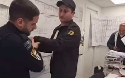 Un policier arrête un ouvrier du bâtiment ouzbek, après la publication d’une vidéo TikTok dans laquelle il semblait comparer les personnes se mettant à l’abri lors d’une alerte aérienne à des rats, au début de la guerre avec l’Iran, dans une vidéo mise en ligne sur Facebook le 4 mars 2026. (Crédit : Facebook/Avi Chen)