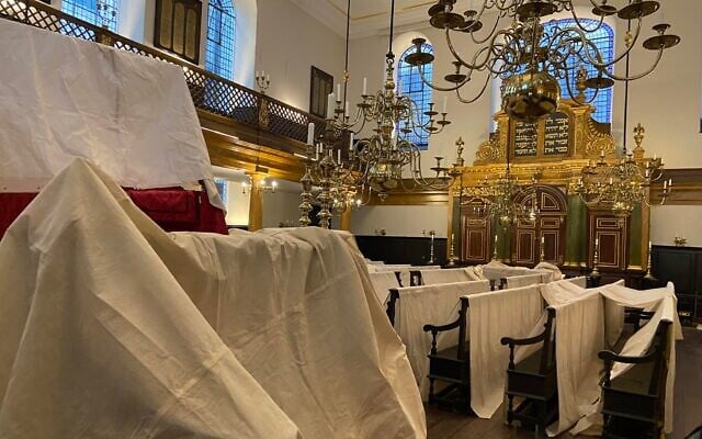 L'intérieur de la synagogue Bevis Marks, photographié alors que les travaux de restauration touchent à leur fin, à Londres, le 27 octobre 2021. (Crédit : DH/Times of Israel)