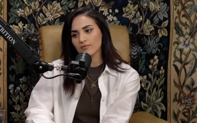 La Dr Rahmeh Aladwan, dont l'autorisation d'exercer a été suspendue pour une durée de 15 mois en raison de publications antisémites sur les réseaux sociaux, s'entretient avec un journaliste. Elle porte un collier « O7 » faisant référence au pogrom perpétré par le Hamas le 7-Octobre. (Crédit : Capture d'écran tirée du podcast ATTRITION sur YouTube)