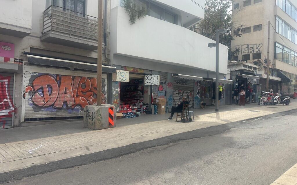 Des magasins, sur la rue King George, dans le centre-ville de Tel Aviv, en mars 2026. (Crédit : Sharon Wrobel/Times of Israel)