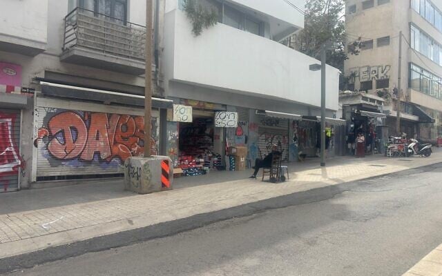 Des magasins, sur la rue King George, dans le centre-ville de Tel Aviv, en mars 2026. (Crédit : Sharon Wrobel/Times of Israel)