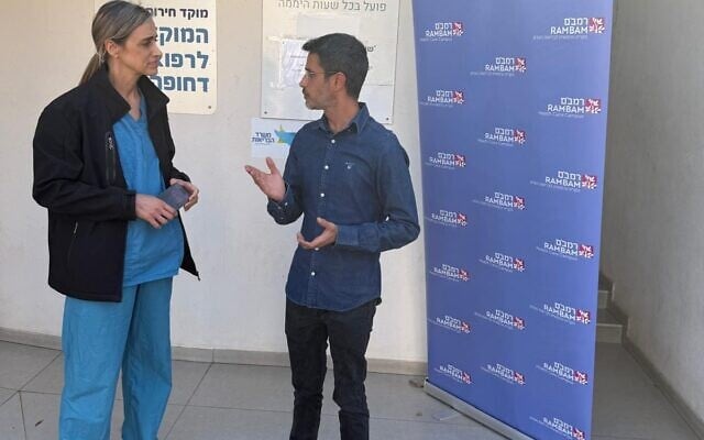 Le maire de Kiryat Shmona, Avichaï Stern, (à droite), et la directrice générale de Rambam, le Dr. Michal Mekel, lors de l'inauguration d'un service médical d'urgence par les médecins de Rambam, au centre de soins d'urgence de Kiryat Shmona, le 11 mars 2026. (Crédit : Autorisation)