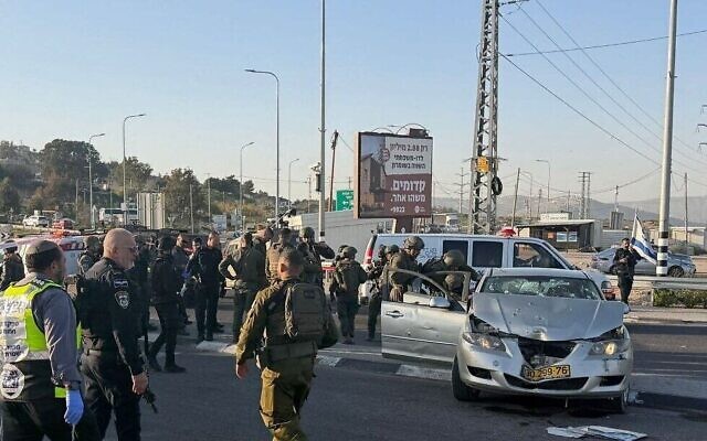Scène d'une tentative d'attaque à la voiture bélier et par balle contre des soldats de l'armée israélienne près du carrefour de Tapuah, en Cisjordanie, le 12 mars 2026. (Crédit : Rescuers Without Borders)