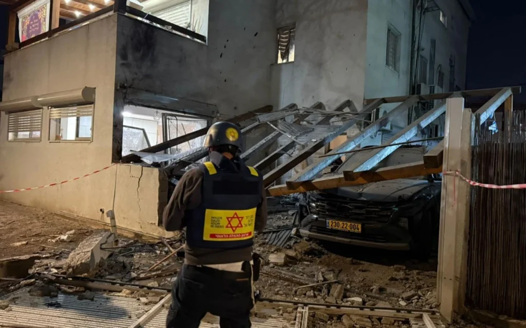 Scène de l'impact d'un missile iranien à Ramat Gan, dans la nuit du 17 au 18 mars 2026. (Crédit : Magen David Adom)