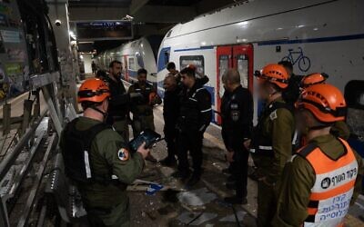 Le personnel de sécurité et de secours à la gare Savidor Centre de Tel Aviv après l'impact d'une attaque de missile iranienne, tôt dans la matinée du 18 mars 2026. (Crédit : Armée israélienne)