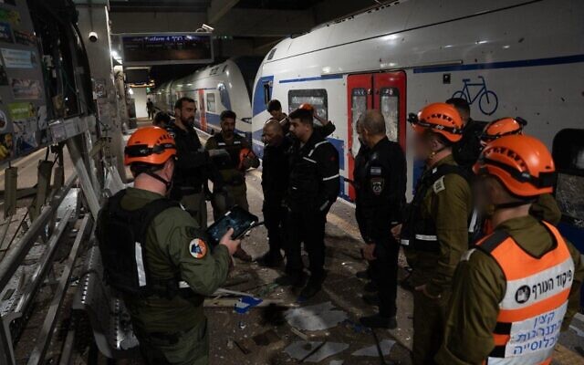 Le personnel de sécurité et de secours à la gare Savidor Centre de Tel Aviv après l'impact d'une attaque de missile iranienne, tôt dans la matinée du 18 mars 2026. (Crédit : Armée israélienne)