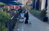 Capture d'écran d'une vidéo montrant un homme agressé devant un restaurant de San Jose; le 8 mars 2026. (Capture d'écran/X)