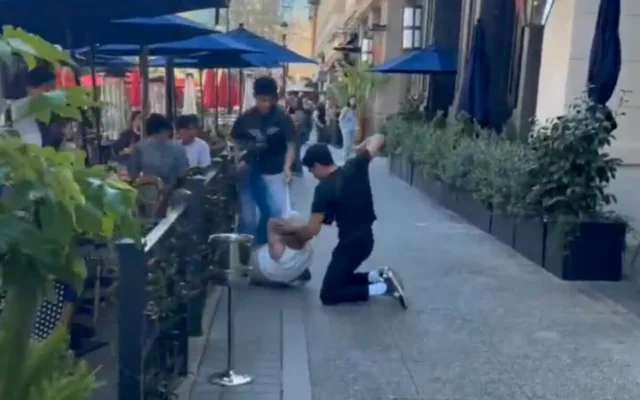 Capture d'écran d'une vidéo montrant un homme agressé devant un restaurant de San Jose; le 8 mars 2026. (Capture d'écran/X)