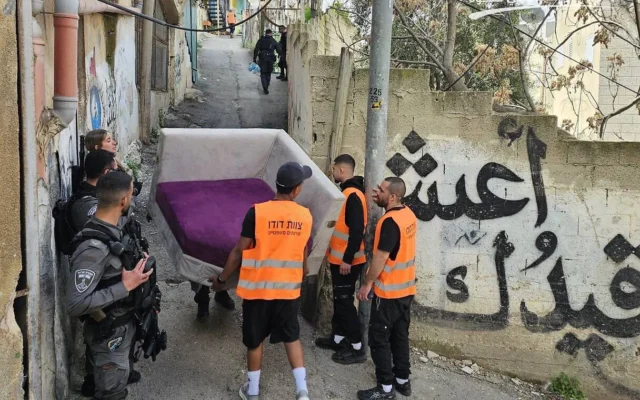 Les autorités israéliennes sortant des biens d'une maison palestinienne lors de l'expulsion de 11 familles, à Silwan, le 25 mars 2026. (Crédit : La Paix Maintenant) Les autorités israéliennes sortant des biens d'une maison palestinienne lors de l'expulsion de 11 familles, à Silwan, le 25 mars 2026. (Crédit : La Paix Maintenant)