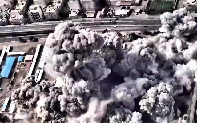 Les frappes sur « le quartier général du régime terroriste iranien » à Téhéran diffusée le 1ᵉʳ mars 2026. (Crédit : Capture d'écran vidéo/Armée israélienne) Les frappes sur « le quartier général du régime terroriste iranien » à Téhéran diffusée le 1ᵉʳ mars 2026. (Crédit : Capture d'écran vidéo/Armée israélienne)