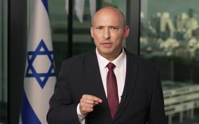 L'ancien Premier ministre Naftali Bennett livrant une allocution télévisée dans laquelle il dénonce certains aspects du budget 2026 et s'engage à sévir contre le refus de faire son service militaire s'il est élu, le 30 mars 2026. (Crédit : Capture du compte X de Naftali Bennett) L'ancien Premier ministre Naftali Bennett livrant une allocution télévisée dans laquelle il dénonce certains aspects du budget 2026 et s'engage à sévir contre le refus de faire son service militaire s'il est élu, le 30 mars 2026. (Crédit : Capture du compte X de Naftali Bennett)