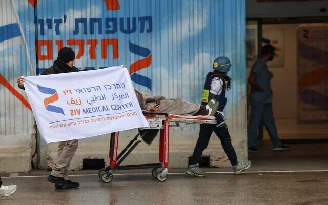 Un blessé arrive au centre hospitalier Ziv de Safed suite à une attaque à la roquette du Hezbollah sur Kiryat Shmona le 23 mars 2026. (Autorisation/Centre hospitalier Ziv ) (édité)