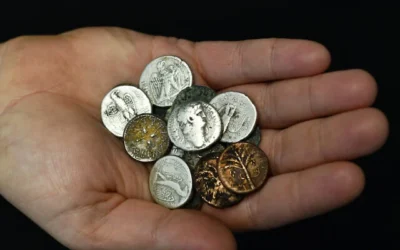 Des dizaines de pièces anciennes rarissimes datant d'environ 2 000 ans, soupçonnées d'avoir été pillées, ont été saisies lors d'une inspection au point de contrôle Hizma, au nord de Jérusalem, en Cisjordanie, le 20 février 2026. (Yoli Schwartz/Autorité israélienne des antiquités)