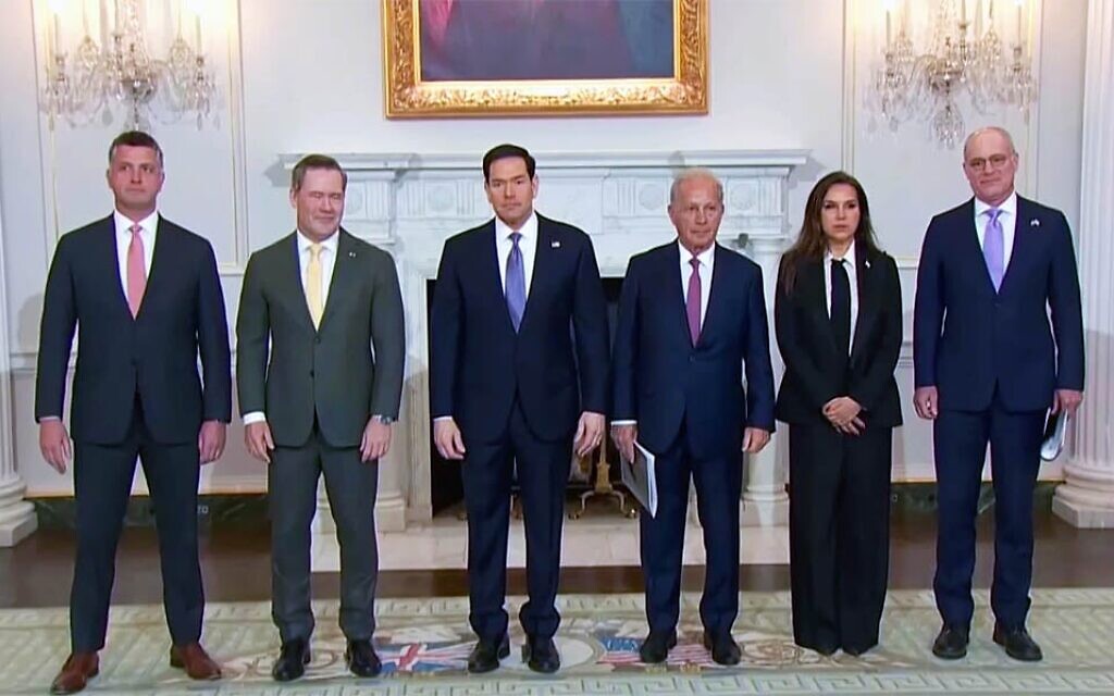 (De gauche à droite) Michael Needham, conseiller au Département d'État américain, Mike Waltz, ambassadeur des États-Unis auprès des Nations unies, Marco Rubio, secrétaire d'État américain, Michel Issa, ambassadeur des États-Unis au Liban, Nada Hamadeh Moawad, ambassadrice du Liban aux États-Unis, et Yechiel Leiter, ambassadeur d'Israël aux États-Unis, posent ensemble avant une réunion au Département d'État à Washington, DC, le 14 avril 2026. (Crédit : Oliver Contreras / AFP)