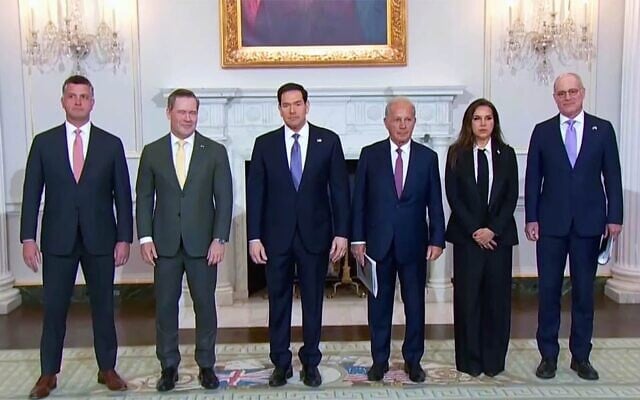 (De gauche à droite) Michael Needham, conseiller au Département d'État américain, Mike Waltz, ambassadeur des États-Unis auprès des Nations unies, Marco Rubio, secrétaire d'État américain, Michel Issa, ambassadeur des États-Unis au Liban, Nada Hamadeh Moawad, ambassadrice du Liban aux États-Unis, et Yechiel Leiter, ambassadeur d'Israël aux États-Unis, posent ensemble avant une réunion au Département d'État à Washington, DC, le 14 avril 2026. (Crédit : Oliver Contreras / AFP)