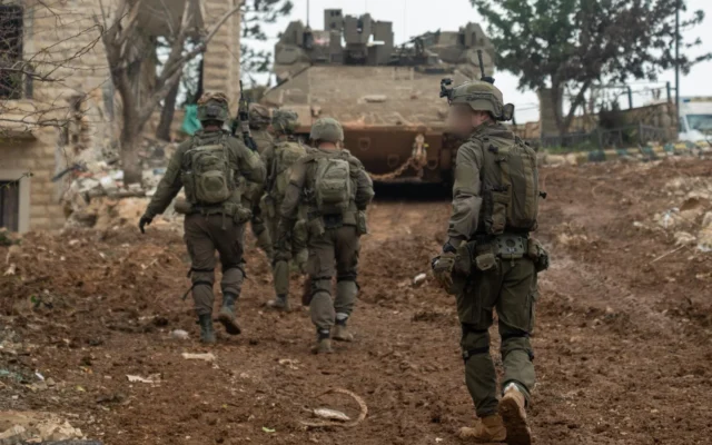 Des soldats de la 7e brigade blindée en mission dans le sud du Liban, sur une photo de presse publiée le 22 avril 2026. (Crédit : Tsahal)