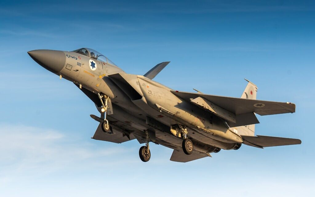Un avion de chasse F-15 de l'armée de l'air israélienne décollant pour mener des frappes en Iran, sur une photo d'archive publiée le 1ᵉʳ avril 2026. (Crédit : Armée israélienne)