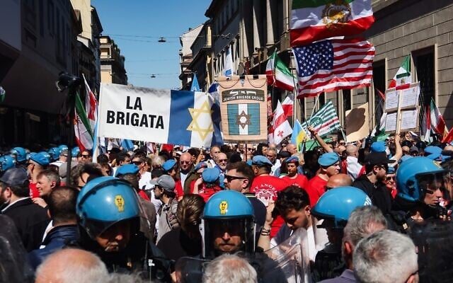Des tensions ont éclaté entre les personnes rassemblées sous les bannières de la Brigade juive et d'autres manifestants lors du défilé organisé à l'occasion de l'anniversaire de la Libération de l'Italie, dans le cadre des célébrations du 25 avril, à Milan, en Italie, le 25 avril 2026. (Crédit : Alessandro Bremec/NurPhoto) Des tensions ont éclaté entre les personnes rassemblées sous les bannières de la Brigade juive et d'autres manifestants lors du défilé organisé à l'occasion de l'anniversaire de la Libération de l'Italie, dans le cadre des célébrations du 25 avril, à Milan, en Italie, le 25 avril 2026. (Crédit : Alessandro Bremec/NurPhoto)