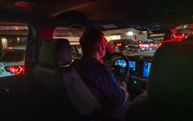 Des membres du Community Security Service lors d'une patrouille à Manhattan, en mars 2026. (Luke Tress/Times of Israel)