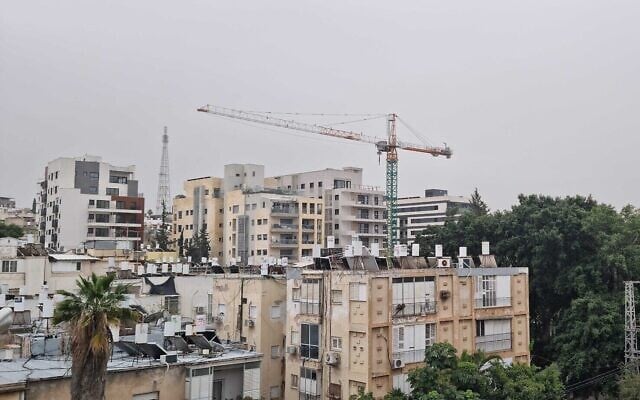Une tempête de poussière vue depuis Givatayim, une banlieue de Tel Aviv, le 2 avril 2026. (Crédit : Michael Horovitz/Times of Israel)