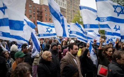 Des défenseurs des otages lors d'une cérémonie d'inauguration du banc, à New York, le 19 avril 2026. (Luke Tress/Times of Israel)