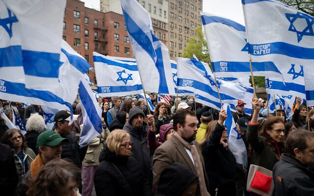 Des défenseurs des otages lors d'une cérémonie d'inauguration du banc, à New York, le 19 avril 2026. (Luke Tress/Times of Israel) Des défenseurs des otages lors d'une cérémonie d'inauguration du banc, à New York, le 19 avril 2026. (Luke Tress/Times of Israel)