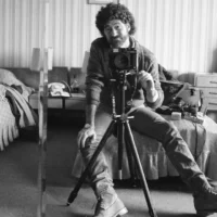 Le photographe Edward Serotta se tire le portrait dans une chambre d'hôtel pour documenter la vie en Roumanie dans les années 1980. (Avec l'aimable autorisation de Serotta via la JTA)