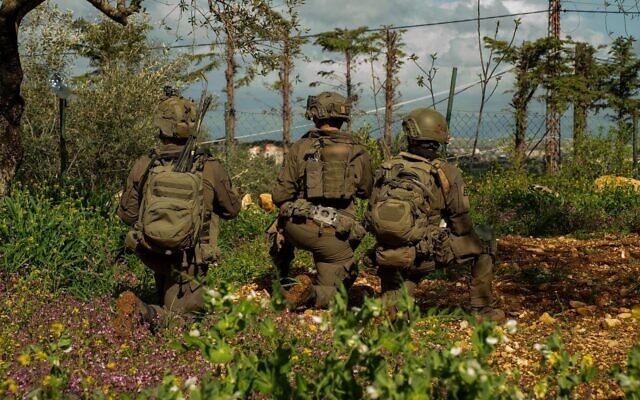 Des soldats de la brigade Givati en opération dans le sud du Liban, sur une photo diffusée le 12 avril 2026. (Crédit : Armée israélienne) Des soldats de la brigade Givati en opération dans le sud du Liban, sur une photo diffusée le 12 avril 2026. (Crédit : Armée israélienne)