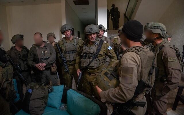 Le chef d'état-major de l'armée israélienne, le lieutenant-général Eyal Zamir, s'entretenant avec des soldats, dans la périphérie de Bint Jbeil, au sud du Liban, le 9 avril 2026. (Crédit : Armée israélienne)