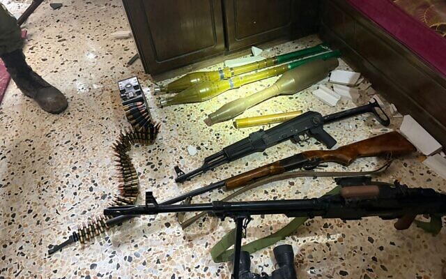 Armes saisies par les hommes de la brigade Givati de l'armée israélienne dans le sud du Liban, sur une photo de presse publiée le 4 avril 2026. (Crédit: Tsahal)
