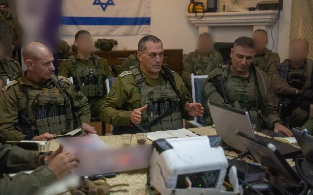 Le chef d’état-major de l’armée israélienne, le général de corps d’armée Eyal Zamir, rencontre des officiers dans la périphérie de Bint Jbeil, dans le sud du Liban, le 9 avril 2026. (Crédit: Tsahal)