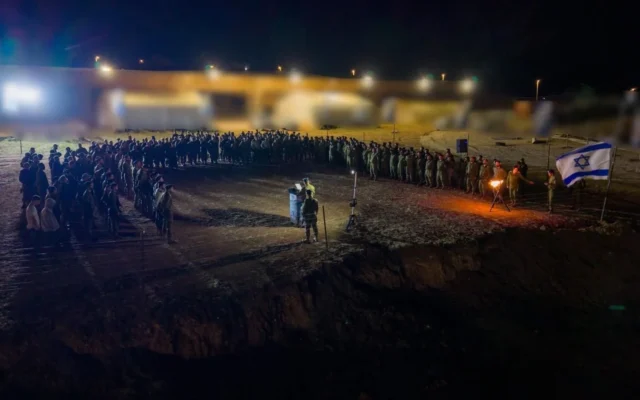 Des soldats de la Brigade hasmonéenne assistent à une cérémonie commémorative au camp de Tebetz, dans la vallée du Jourdain, le 20 avril 2026. (Crédit : armée israélienne)