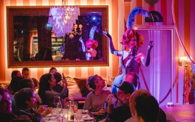 Un petit groupe de clients lors d’un dîner-spectacle au Gila & Nancy Berlin, sur une publication du restaurant datée du 27 décembre 2025. (Crédit : Gila & Nancy Berlin/Facebook)