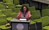 La professeure Abigail Bornstein prenant la parole lors d'une réunion du conseil d'administration du City College of San Francisco, le 29 mai 2025. (Crédit : Capture d'écran/CCSF)