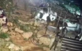 Des partisans du mouvement pro-implantations et des soldats pénètrent dans un village palestinien. (Capture d'écran/X)