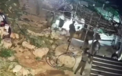 Des partisans du mouvement pro-implantations et des soldats pénètrent dans un village palestinien. (Capture d'écran/X)