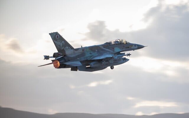 Un avion de chasse F-16 de l'armée de l'air israélienne décolle pour une mission en Iran, sur une photo publiée le 6 avril 2026. (Crédit : Armée israélienne) Un avion de chasse F-16 de l'armée de l'air israélienne décolle pour une mission en Iran, sur une photo publiée le 6 avril 2026. (Crédit : Armée israélienne)