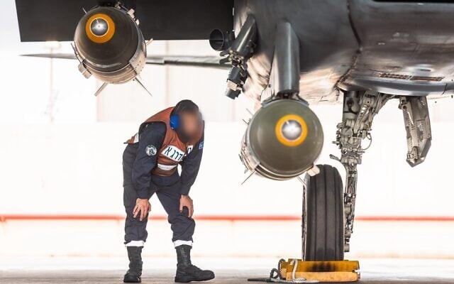 Un technicien de l’armée de l’air israélienne inspecte un avion de chasse avant son décollage pour une série de frappes de grande envergure contre le Hezbollah au Liban, le 8 avril 2026. (Crédit : Tsahal)