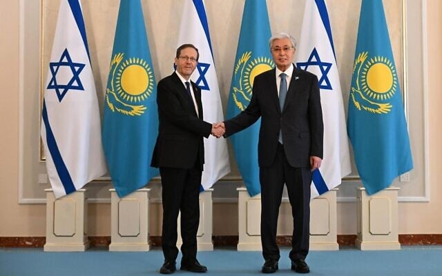 Le président Isaac Herzog (à gauche) et son homologue kazakh, Kassym-Jomart Tokayev, à Astana, le 27 avril 2026. (Crédit : Haïm Zach/Bureau de la presse gouvernementale)