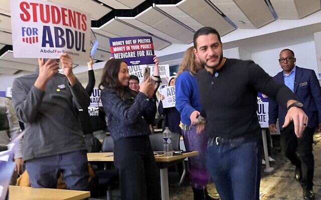 Abdul el-Sayed, candidat au Sénat américain pour le Michigan, saluant ses partisans lors d'un rassemblement, à Ann Arbor, dans le Michigan, le 7 avril 2026. (Crédit : Andrew Lapin/JTA)