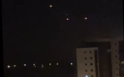Des missiles intercepteurs sont tirés contre un missile du Hezbollah lancé depuis le Liban vers la ville portuaire d’Ashdod, dans le sud, le 10 avril 2026. (Crédit : Capture d’écran/X)